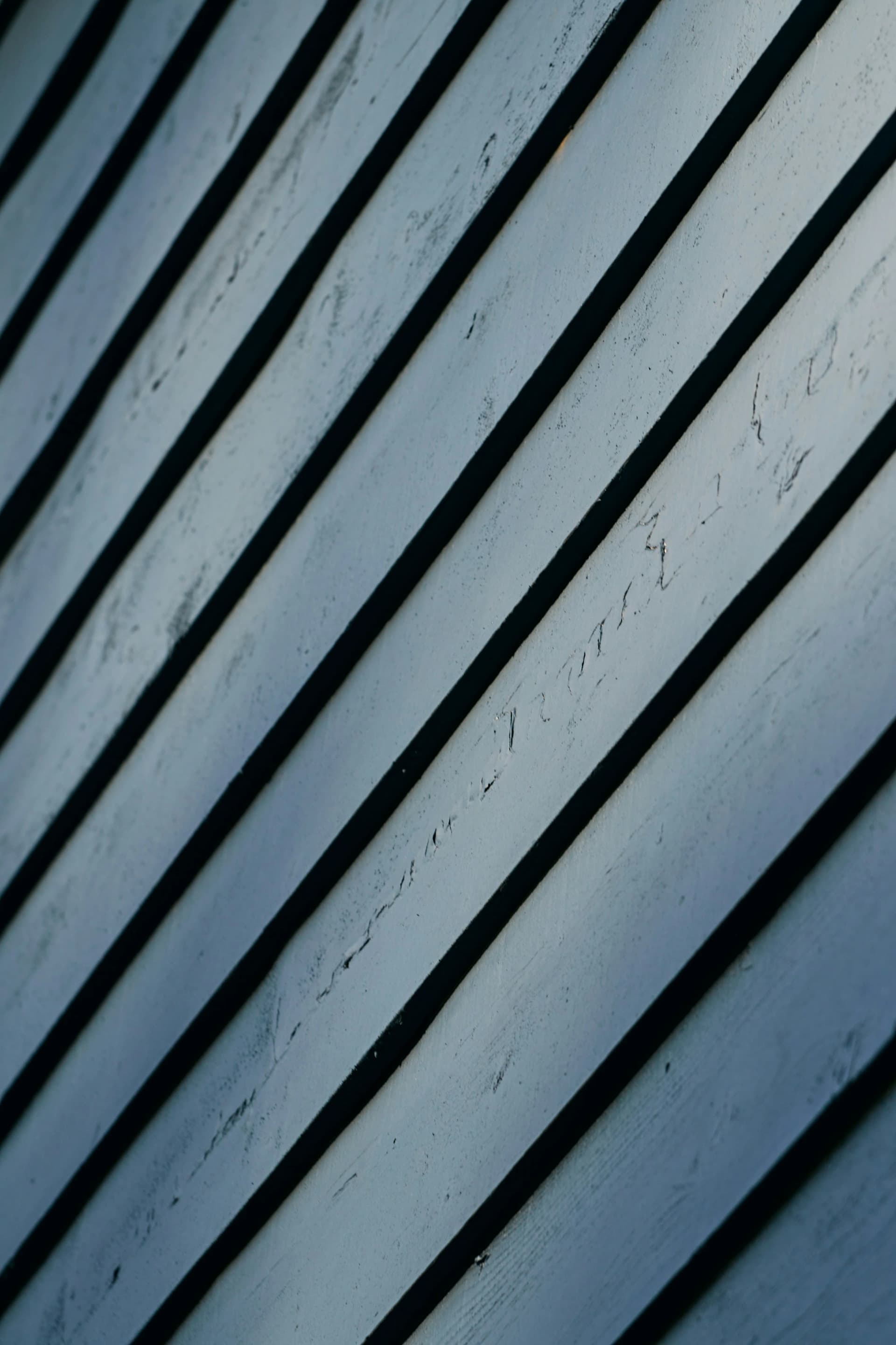 Gros plan sur des panneaux de revêtement aluminium — texture, finition et qualité des matériaux