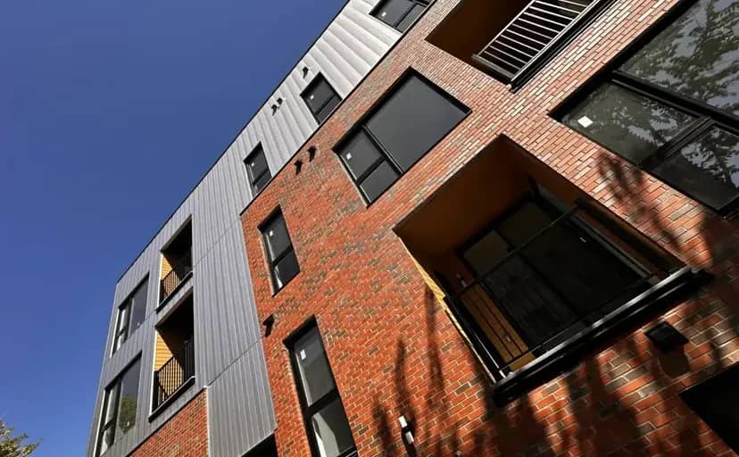 Revêtement extérieur résidentiel réalisé par Les Entreprises EJA à Montréal