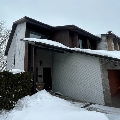 Détail finition — moulures et coins traités