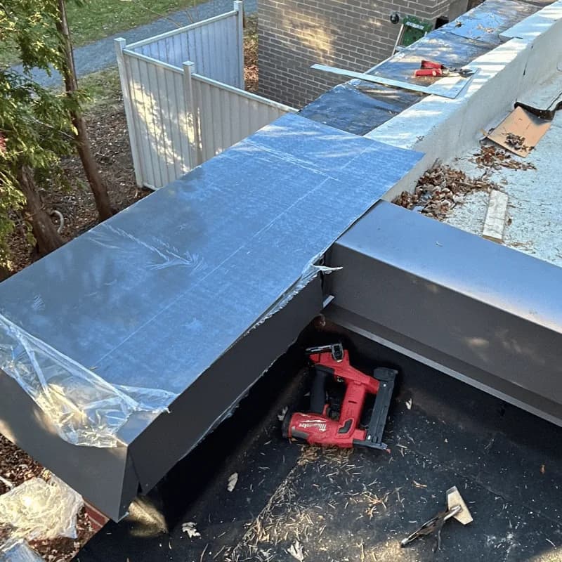 Panneaux aluminium posés — rendu final contemporain