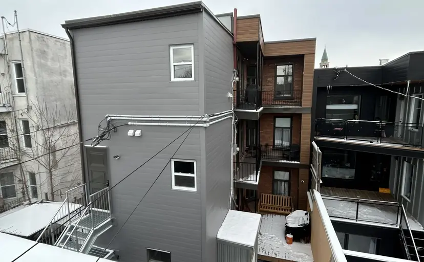Revêtement extérieur résidentiel réalisé par Les Entreprises EJA à Montréal