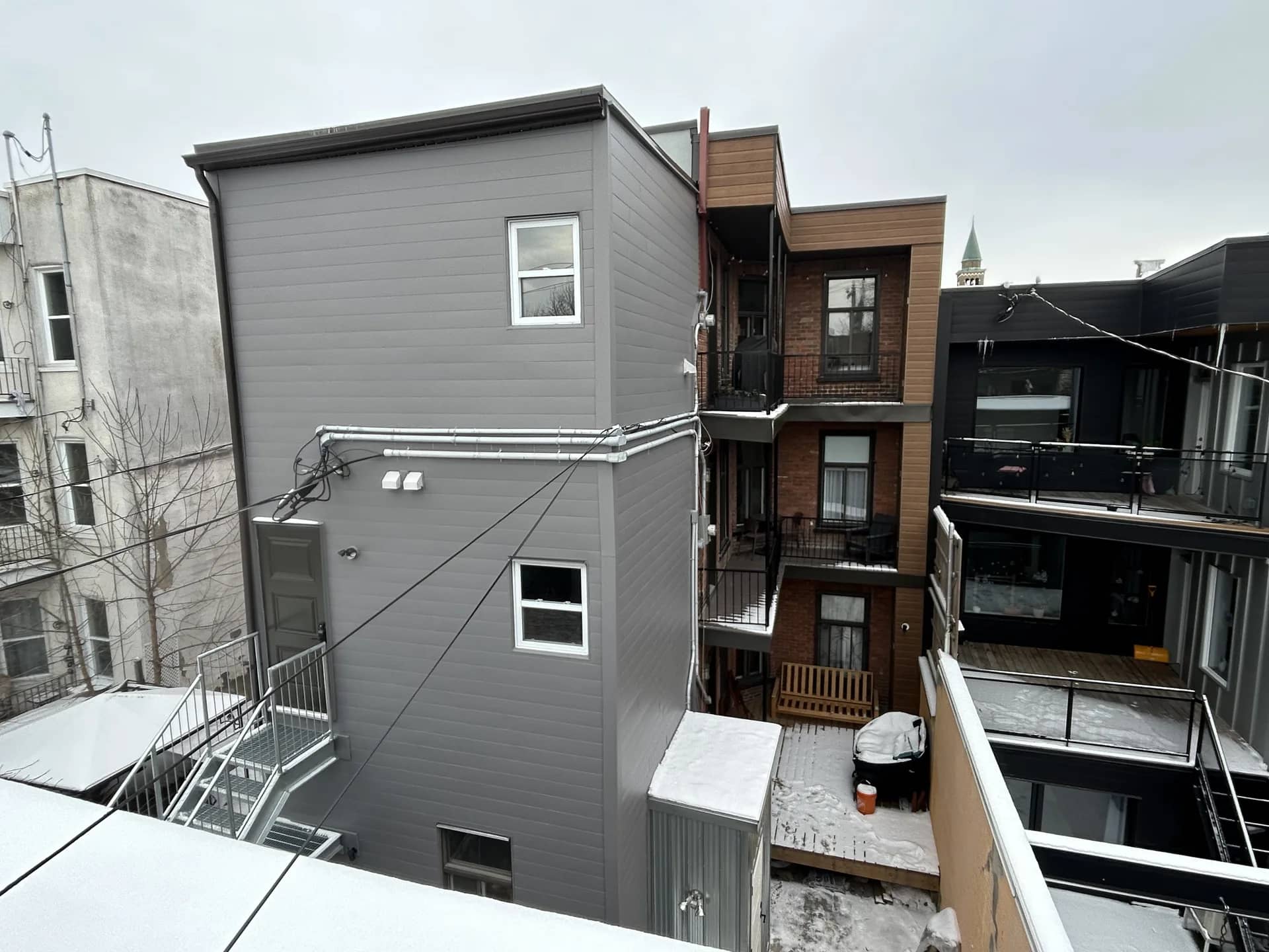 Revêtement extérieur résidentiel réalisé par Les Entreprises EJA à Montréal