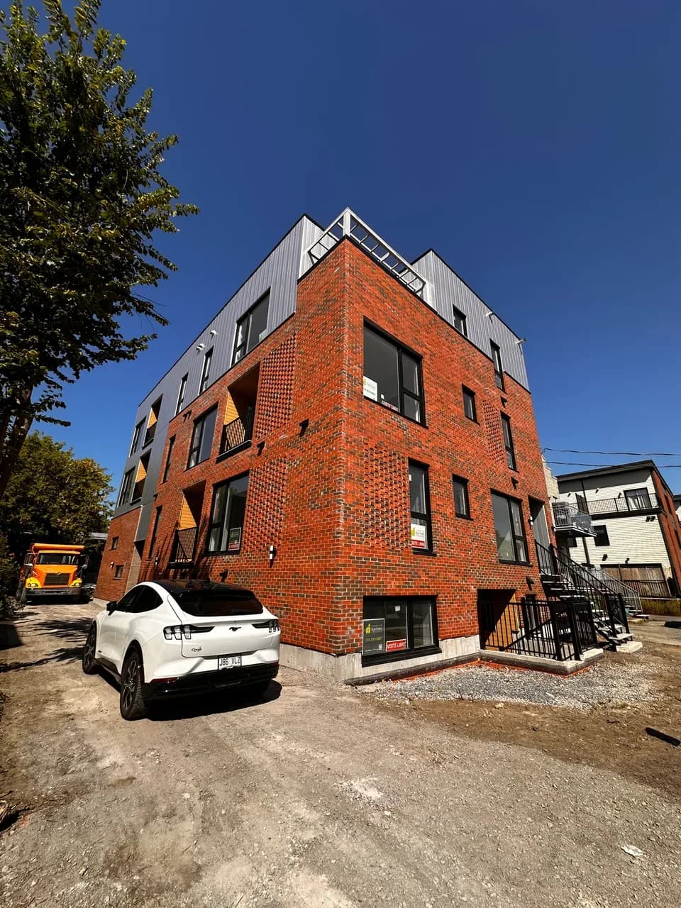 Façade commerciale revêtue d'acier AD300