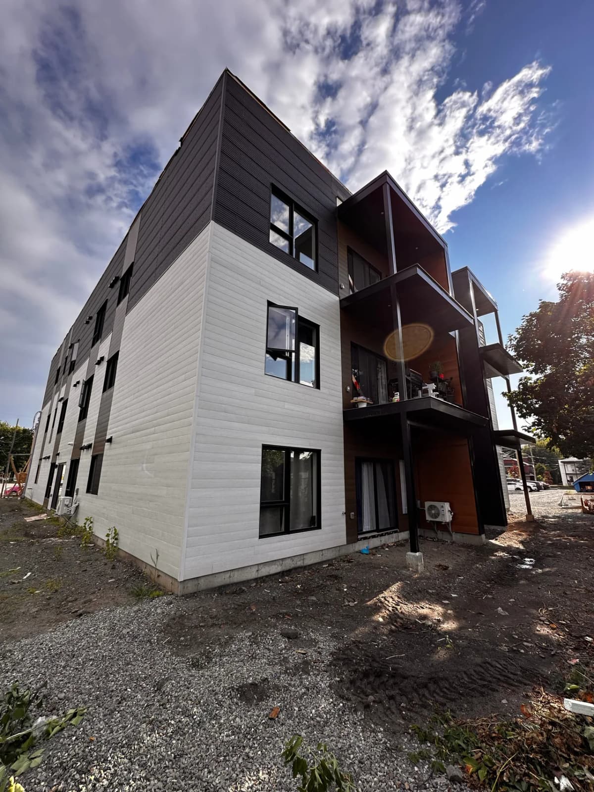 Side wall in white and black steel, balcony side