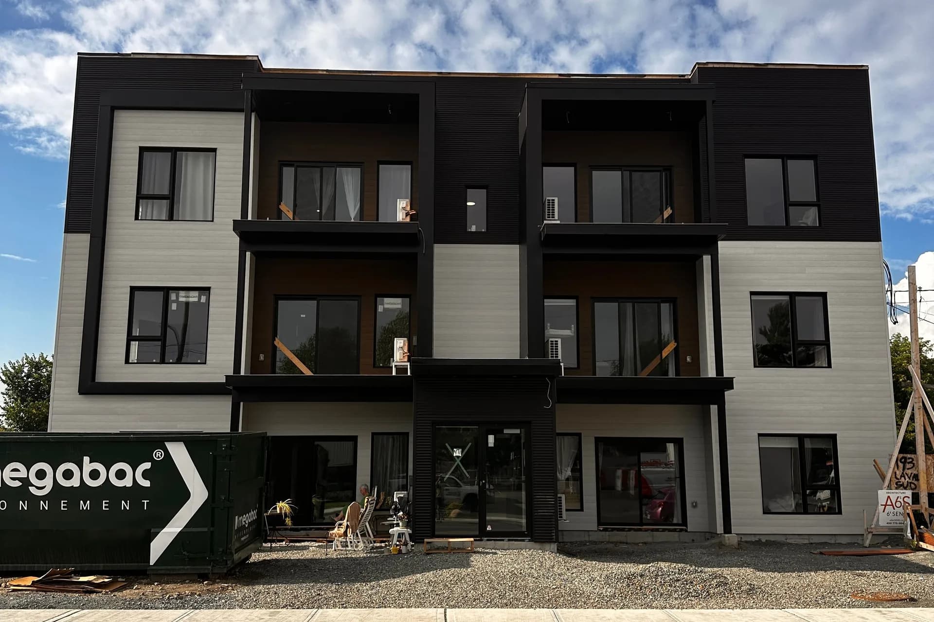 MAC Métal steel cladding on a 13-unit building in Granby