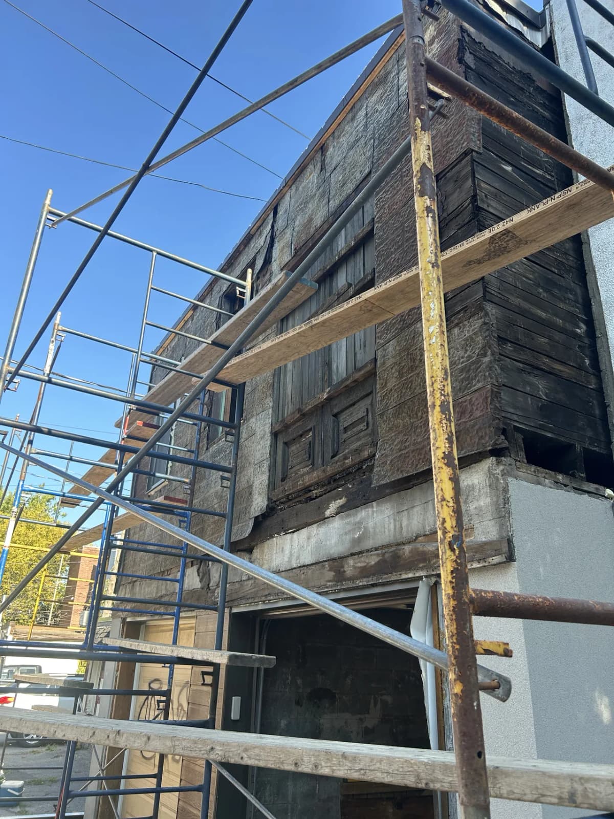 Démolition, la structure d'origine du triplex mise à nu