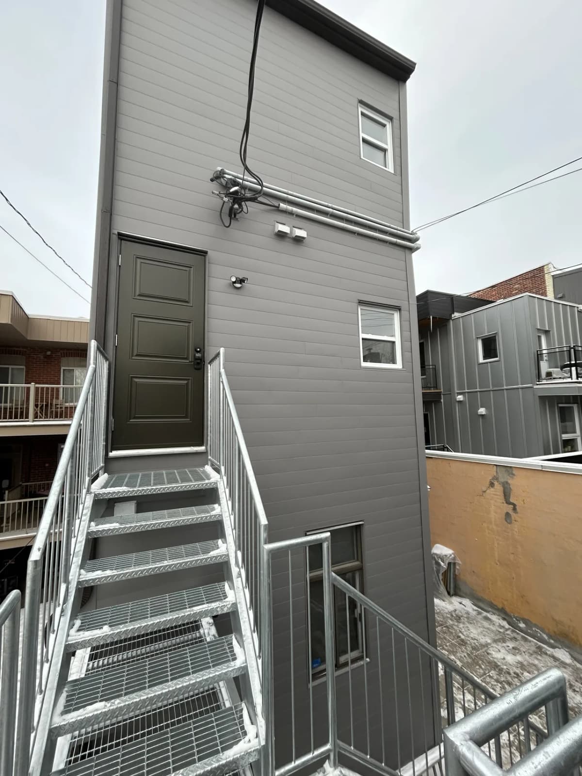 Escalier arrière, nouvelle porte et gouttières intégrées