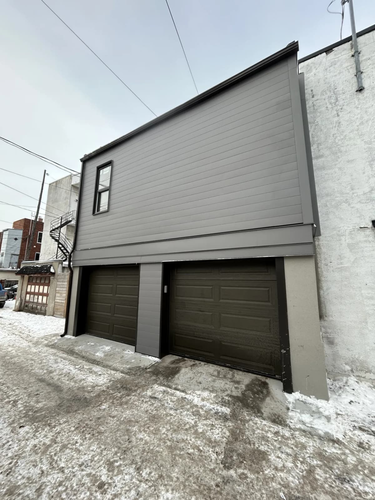 Façade sur ruelle et portes de garage, finition complétée