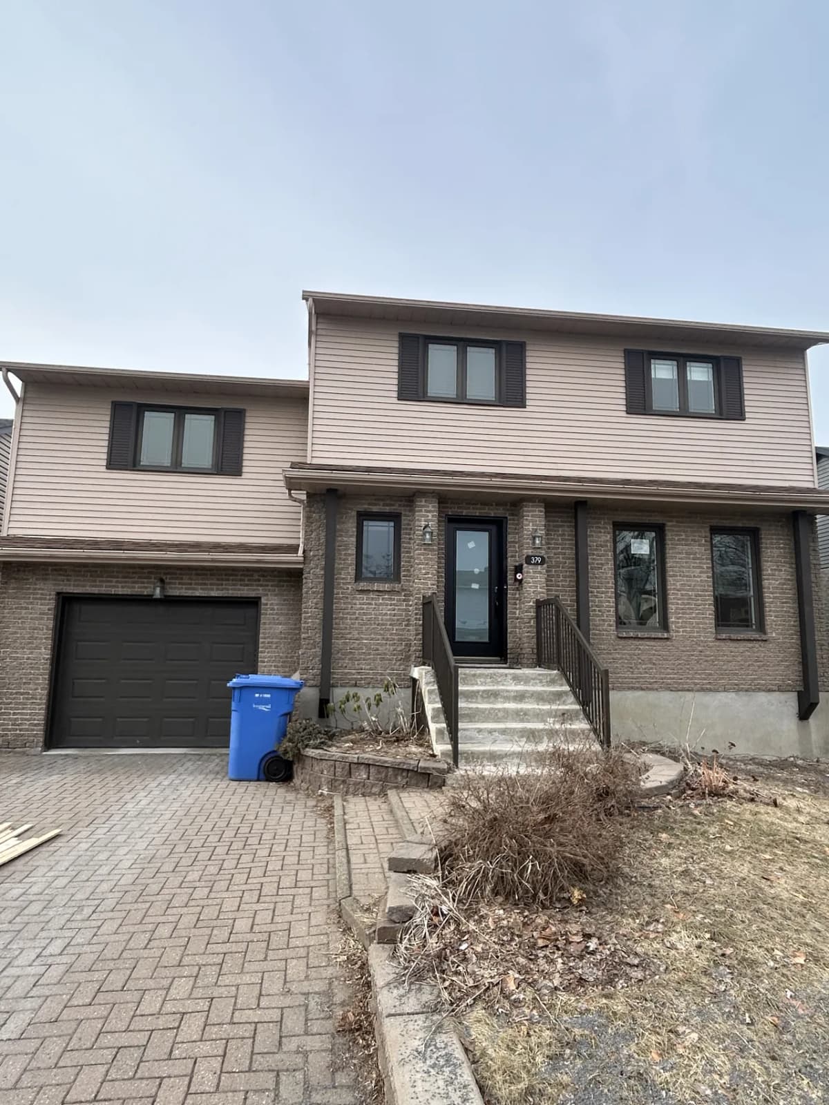 Vue latérale — fascias et soffit assortis