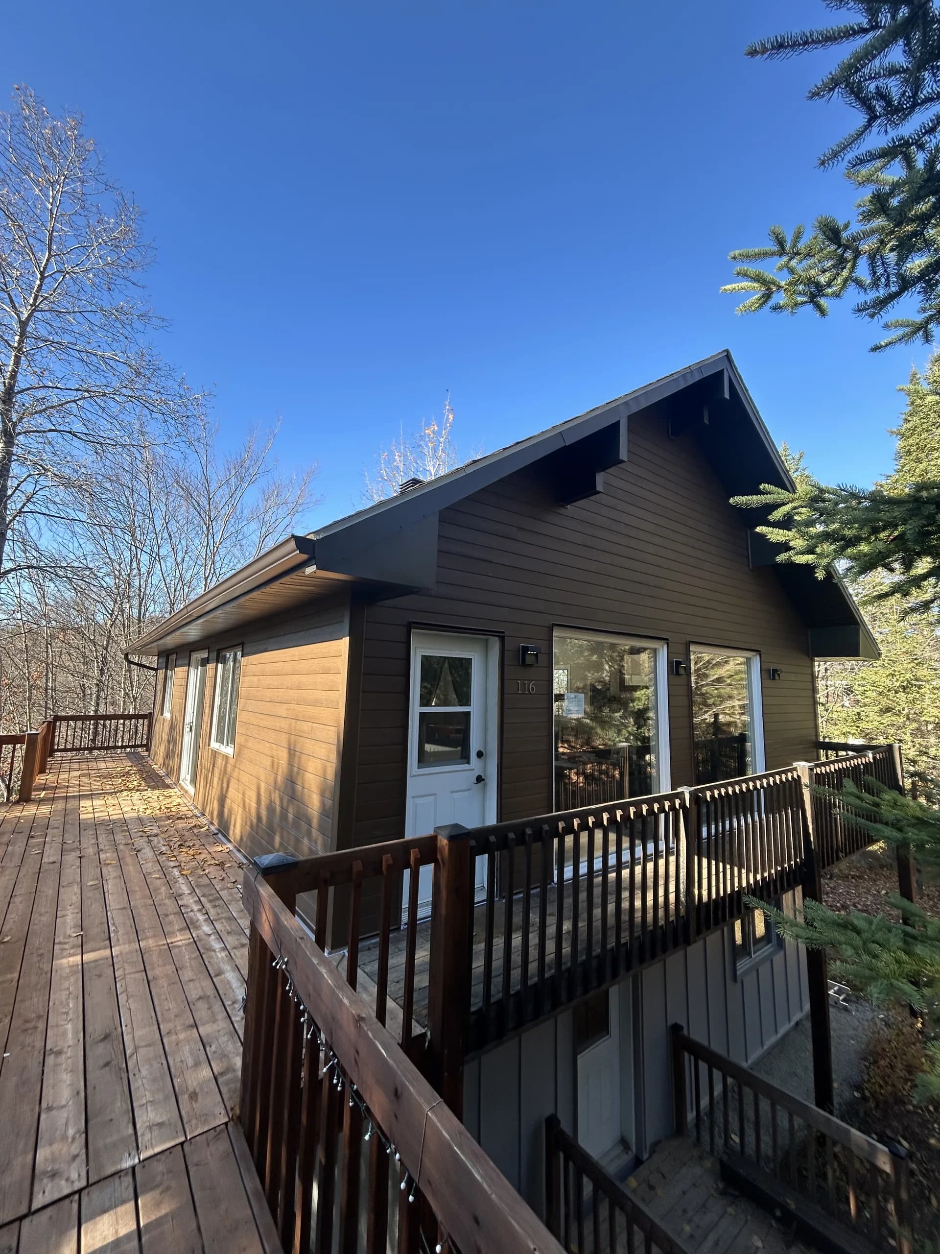 Bois et fibrociment, chalet Sainte-Agathe