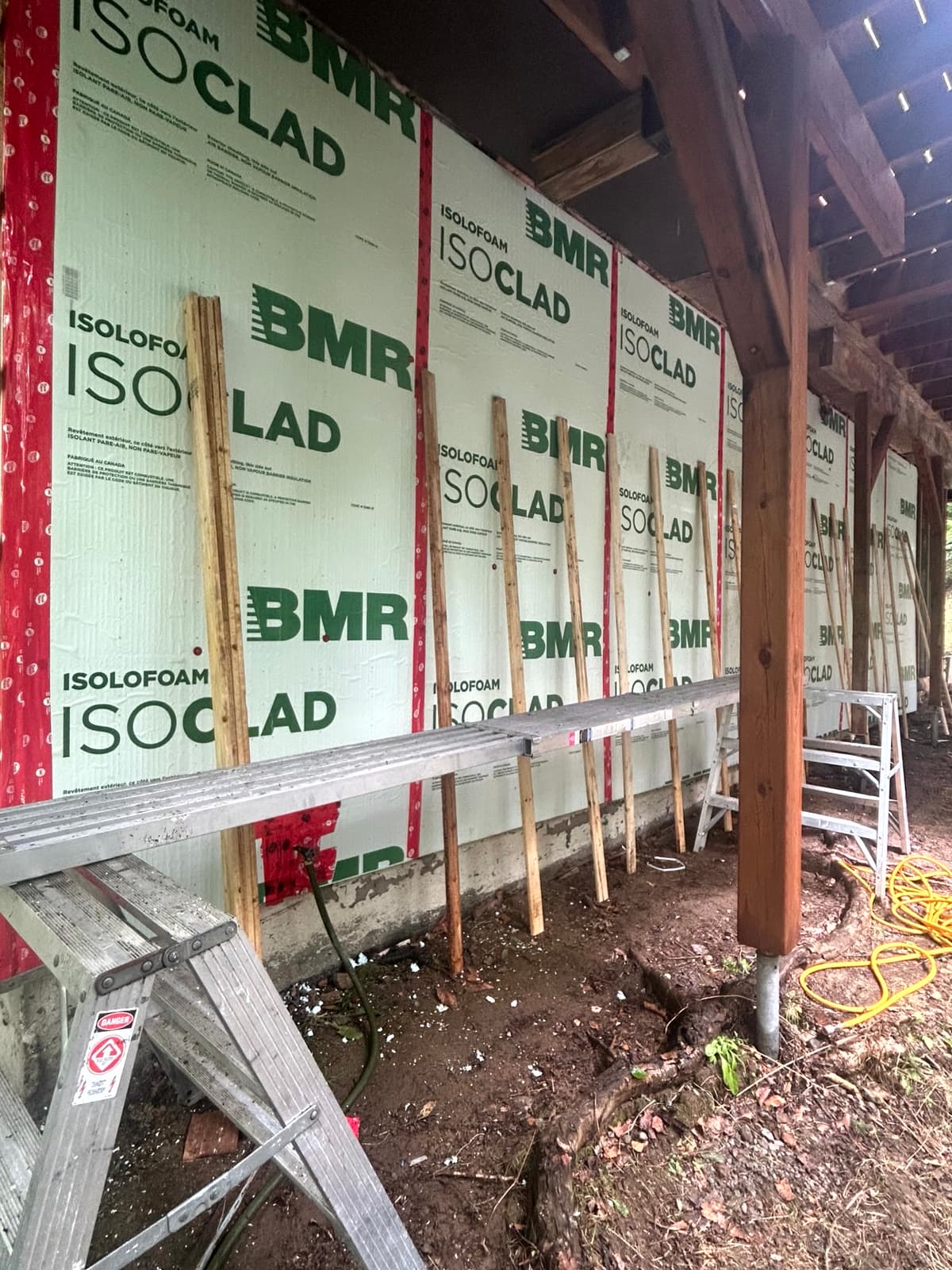 Panneaux d'isolation Isoclad BMR prêts à l'installation