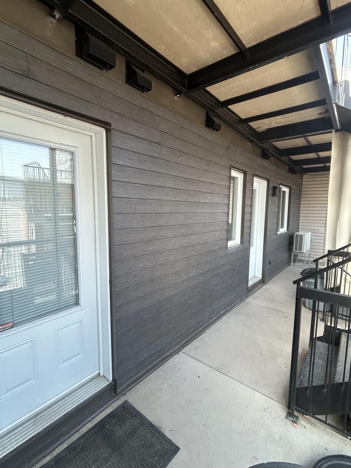Palier et coursive sous les balcons, fini uniforme