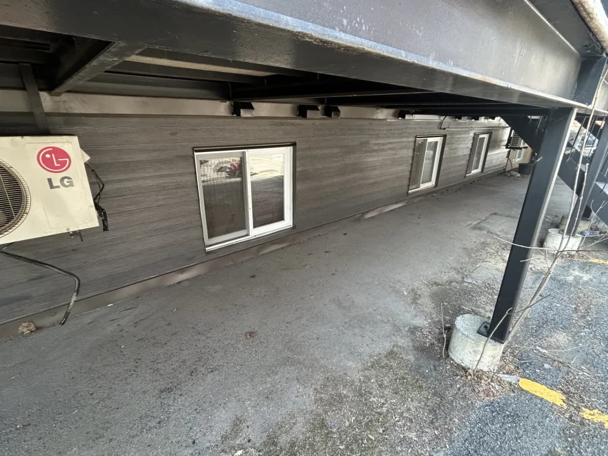 Section basse du bâtiment, sous la structure des balcons