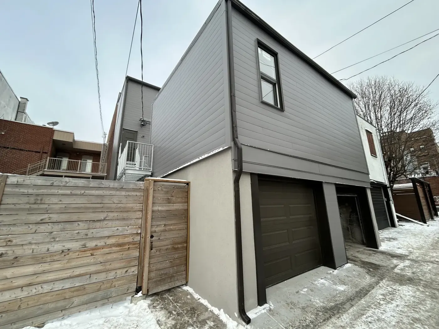 Installation revêtement extérieur Montréal — Construction EJA
